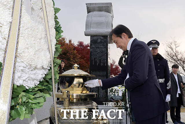 고 김영삼 전 대통령의 묘역 참배하는 조국 대표.