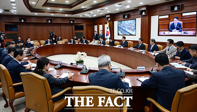 김민석 국무총리가 24일 오후 서울 종로구 정부서울청사에서 열린 헌법존중 정부혁신 TF 간담회에 참석해 모두발언을 하고 있다. /임영무 기자