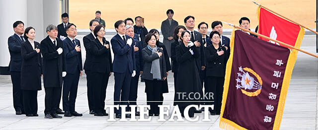 이날 당권을 다시 잡은 조국 대표는 현충탑 참배를 마친 후 '국민의 하루를 책임지는 정치로 행복이 권리가 되는 나라를 만들겠다'고 방명록을 남겼다.