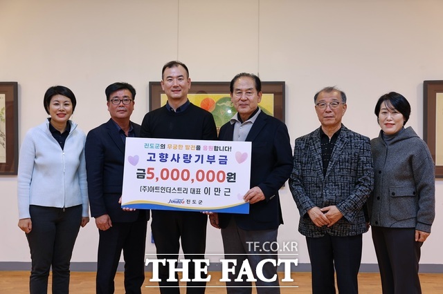 진도군이 아트인더스트리 이만근 대표로부터 고향사랑기부금 500만 원을 전달받고 있다. /진도군