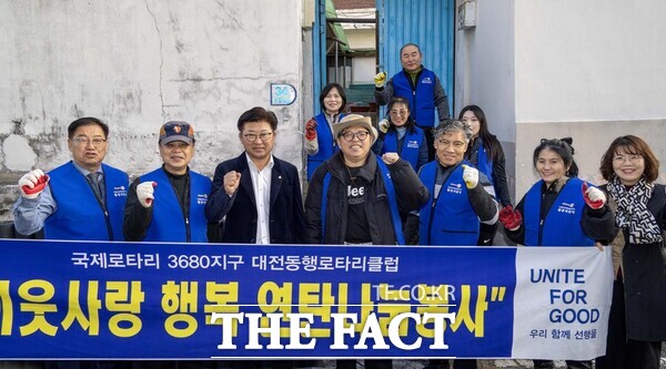 최충규 대덕구청장(사진 왼쪽 세 번째)과 장선영 대화동장(사진 오른쪽 첫 번째), 대전 동행로타리클럽 회원들이 22일 지역 내 취약계층을 위한 사랑의 연탄 나눔 봉사활동을 마친 후 파이팅을 외치며 기념 촬영을 하고 있다. /대덕구