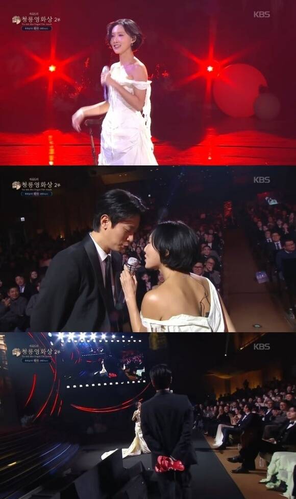 화사는 지난 19일 열린 46회 청룡영화상에서 뮤직비디오를 통해 호흡을 맞췄던 배우 박정민과 펼친 퍼포먼스로 화제를 모았다. /KBS 방송 캡처