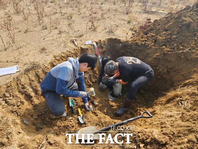 경기도산림환경연구소의 토양 특성 연구 과정 모습. /경기도