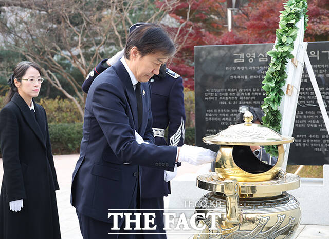 고 김영삼 전 대통령의 묘역 참배하는 조국 대표.