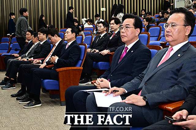 송언석 국민의힘 원내대표가 24일 오전 서울 여의도 국회에서 열린 의원총회에 참석해 모두발언을 하고 있다. /국회=배정한 기자