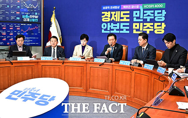 김병기 더불어민주당 원내대표가 24일 내란전담재판부 설치 필요성을 언급하며 이재명 대통령이 순방을 마친 후 귀국하면 처리하겠다고 밝혔다. 사진은 민주당 지도부./배정한 기자