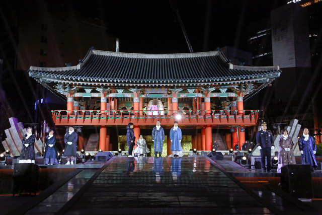 서울시는 제야의종 타종 행사에 대비해 동선 관리, 인파 예측 시스템, 안전요원 확충 등을 실시할 계획이다. 사진은 지난해 제야의 종 타종행사 모습. /서울시