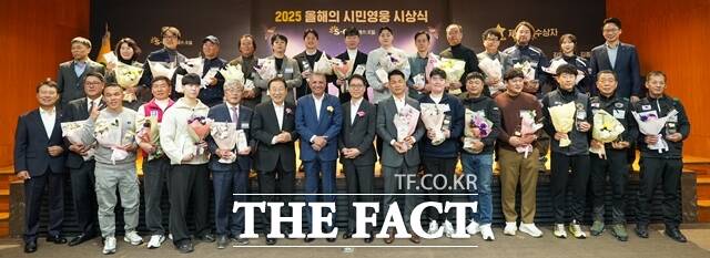 에쓰오일이 24일 서울 마포구 본사에서 개최한 ‘2025 올해의 시민영웅 시상식’에서 안와르 알 히즈아지 에쓰오일 CEO(앞줄 왼쪽에서 8번째)가 시민영웅 수상자들과 기념 촬영을 하고 있다. /에쓰오일