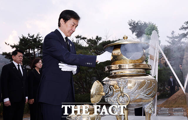 조국 조국혁신당 신임 대표가 24일 오전 서울 동작구 국립서울현충원 고 김대중 전 대통령 묘소에서 분향하고 있다. /남윤호 기자