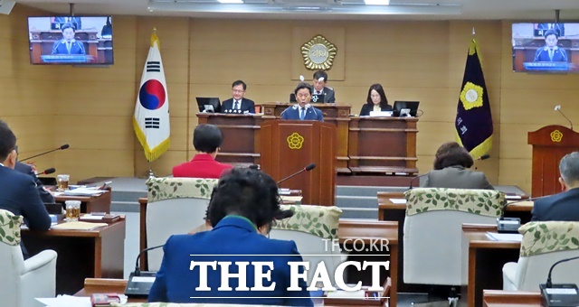 부여군의회에서 시정연설을 하고 있는 박정현 군수. /김형중 기자