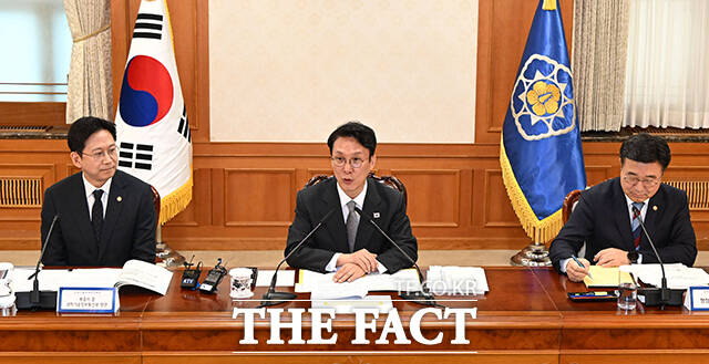 김민석 국무총리가 24일 오전 서울 종로구 정부서울청사에서 열린 과학기술관계장관회의에 참석해 발언을 하고 있다. /임영무 기자