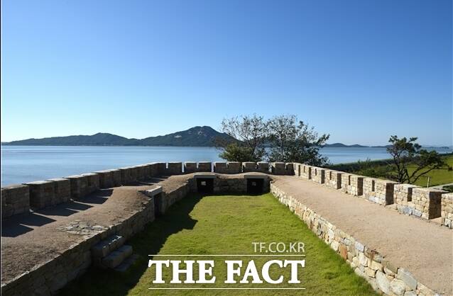 인천시 지정 문화유산인 강화계룡돈대. /인천시