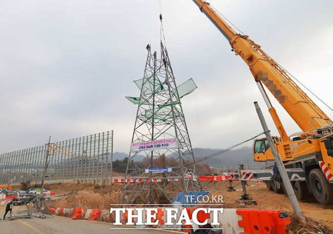 과천지식정보타운 송전탑 철거 모습. /과천시