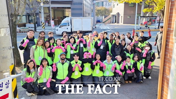 대전시사회서비스원 소속 대전시 외국인주민 통합지원센터가 22일 외국인 주민 봉사단 ‘디투게더(D-together)’와 함께 대전 동구 천동 4가구에 연탄 1600장 나눔 봉사활동을 펼쳤다. /대전시사회서비스원