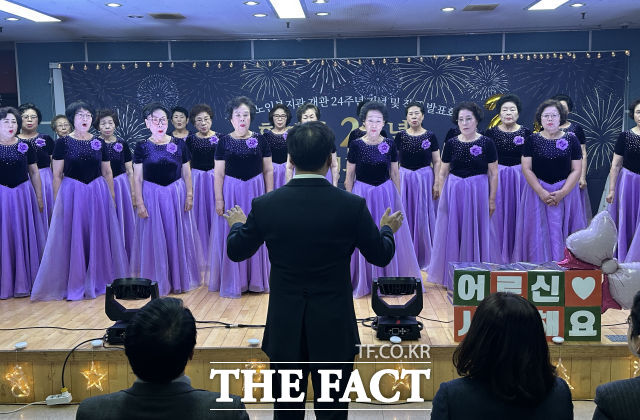 동여수노인복지관 어르신들이 21일 개관 24주년 기념식에서 작품발표회를 하고 있다. /동여수노인복지관