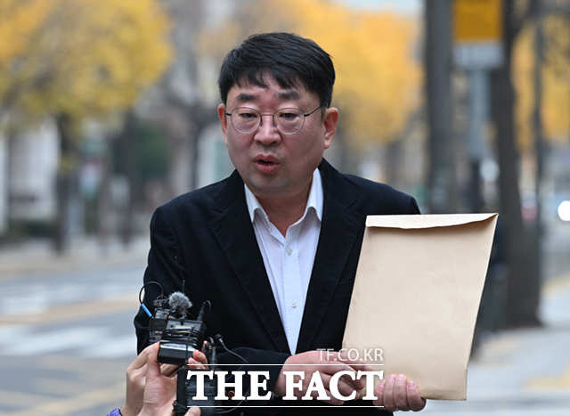 서부지법 폭동 사태 배후로 지목되는 보수 성향 유튜브 채널 '신의한수' 운영자 신혜식 씨가 24일 2차로 경찰 출석했다. /더팩트DB