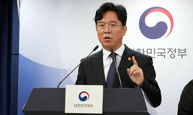 김영훈 고용노동부 장관이 24일 오전 서울 종로구 정부서울청사에서 개정 노조법 하위법령 관련 브리핑을 하고 있다./고용노동부