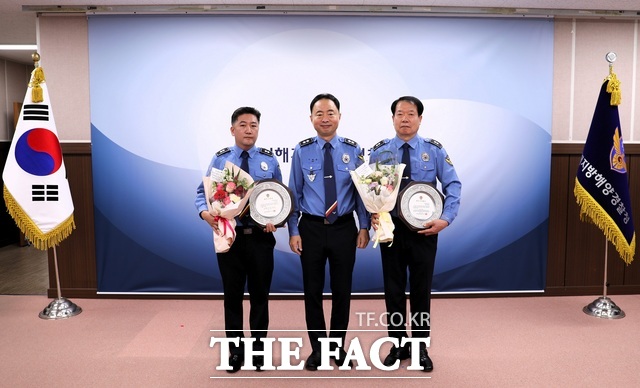 이명준 서해해양경찰청장(가운데)이 24일 여수해양경찰서 돌산파출소 추상현 경감(오른쪽)에게 서해청 최우수 파출소로 선정하고 상장을 수여하고 있다. /여수해양경찰서