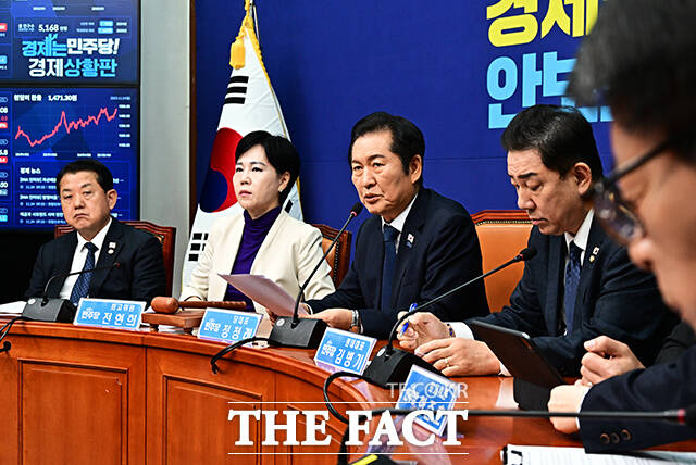 24일 오전 서울 여의도 국회에서 열린 더불어민주당 최고위원회의. /국회=배정한 기자