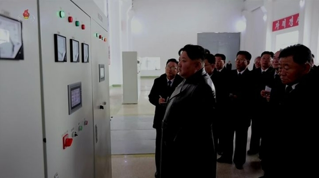 북한은 이날 입법기관인 최고인민회의에서 도시 형성 및 발전법이 채택됐다고도 밝혔다. 김 위원장의 역점 사업인 지방발전 20×10 정책을 뒷받침하는 정책으로 관측된다. 사진은 김 위원장이 지난 20일 회양군민발전소를 둘러본 모습. /뉴시스, 조선중앙TV 갈무리