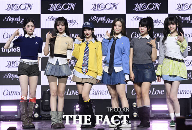 그룹 트리플에스 moon 지연 박시온 카에데 설린 박소현 린(왼쪽부터)이 새 앨범 Beyond Beauty쇼케이스에 참석해 포즈를 취하고 있다. moon은 Cameo Love로 활동한다./이새롬 기자