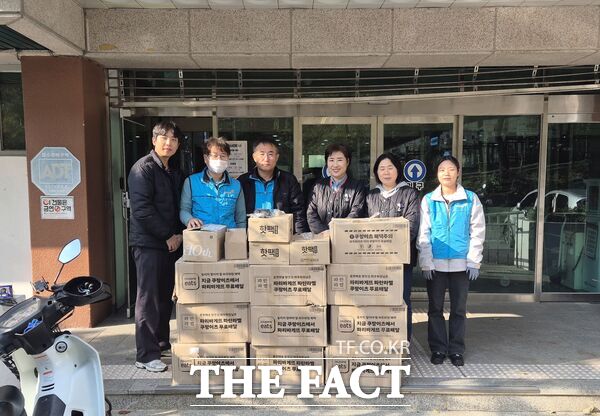 대전도시공사가 겨울철 빙판길로 인한 어르신 낙상사고를 예방하고자 24일 지역사회 어르신들을 대상으로 안전교육과 안전물품 500여 개를 기부했다. /대전도시공사