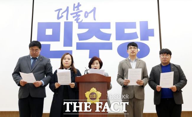 경기도의회 여성가족평생교육위원회 소속 더불어민주당 의원들이 24일 양우식 위원장 사퇴를 촉구하는 기자회견을 열고 있다. /경기도의회