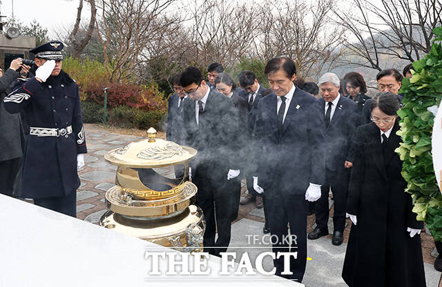 고 김영삼 전 대통령의 묘역 참배하는 조국 대표.