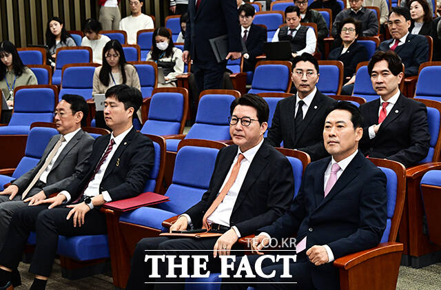 송언석 국민의힘 원내대표가 24일 오전 서울 여의도 국회에서 열린 의원총회에 참석해 모두발언을 하고 있다. /국회=배정한 기자