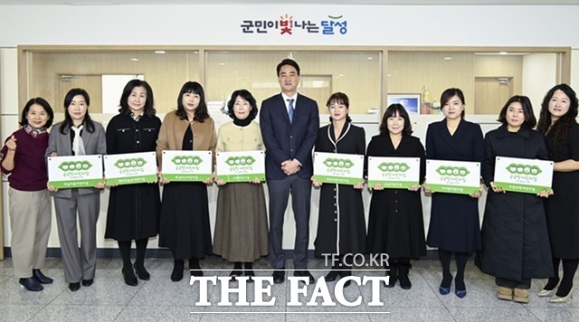 최재훈 달성군수(가운데)는 24일 신규 지정된 8개 공공형어린이집 현판 전달식을 가진 후 기념 촬영을 하고 있다. /대구 달성군