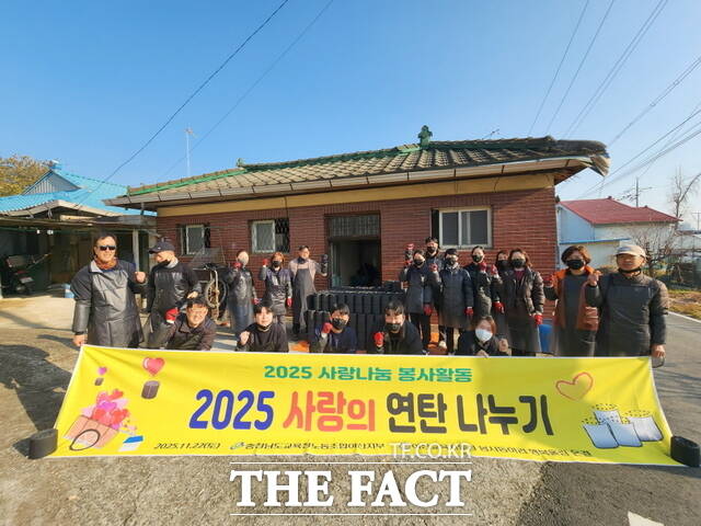 22일 아산교육지원청 소속 봉사동아리 행복울림 온결 회원들이 취약계층을 위해 사랑의 연탄 나눔 봉사활동을 펼쳤다. /아산교육지원청