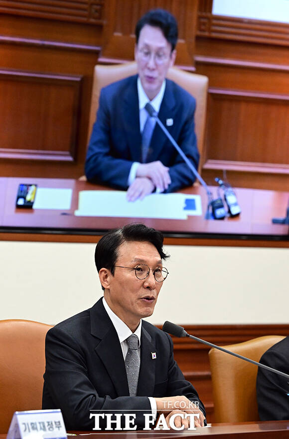 김민석 국무총리가 24일 오후 서울 종로구 정부서울청사에서 열린 헌법존중 정부혁신 TF 간담회에 참석해 모두발언을 하고 있다. /임영무 기자