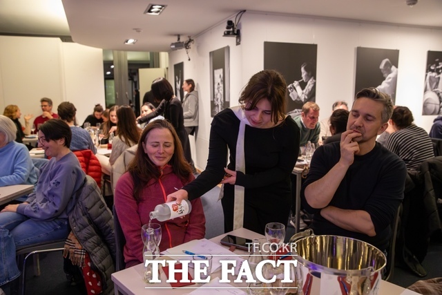 독일 베를린 주독일한국문화원에서 열린 충남 전통주 홍보 행사에서 현지인들이 전통주를 음미하는 시간을 가지고 있다. /충남도