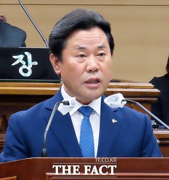 박정현 부여군수가 24일 본회의장에서 열린 부여군의회 제297회 제2차 정례회 제1차 본회의를 통해 시정연설을 하고 있다. /김형중 기자