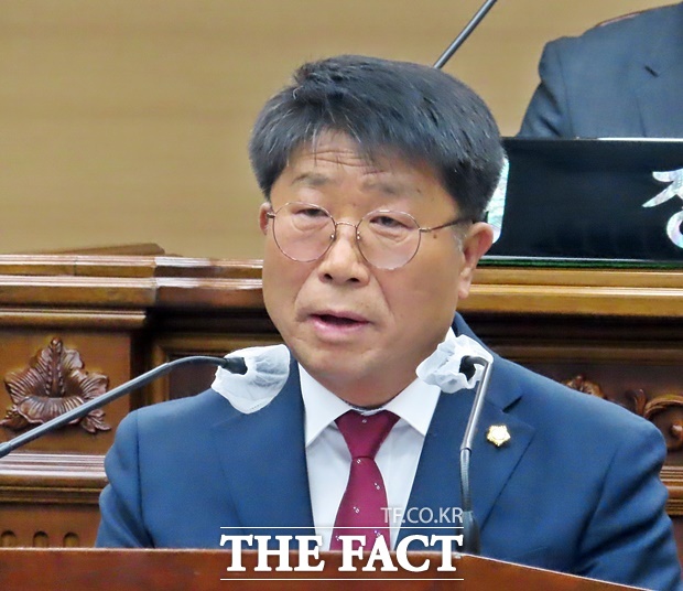 조덕연 의원이 24일 부여군의회 제2차 정례회 제1차 본회의에서 5분 자유발언을 하고 있다. /김형중 기자