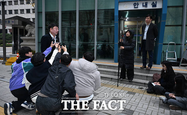 유튜브 채널 '신의한수' 운영자 신혜식 씨가 24일 오전 서울경찰청에 출석하며 발언하고 있다. /이새롬 기자