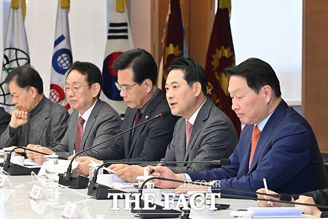 24일 업계에 따르면 석유화학산업의 경쟁력 강화 및 지원에 관한 특별법안(석유화학 특별법)이 이르면 27일 예정된 국회 본회의에 상정될 전망이다. 장동혁 국민의힘 대표(오른쪽에서 두 번째)가 19일 오전 서울 중구 대한상공회의소에서 열린 국민의힘-대한상공회의소 정책간담회에 참석해 인사말을 하고 있다. /박헌우 기자