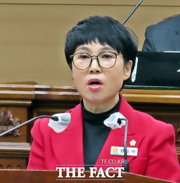 장소미 부여군의원이 24일 부여군의회 제2차 정례회 제1차 본회의에서 5분 자유발언을 하고 있다. /김형중 기자