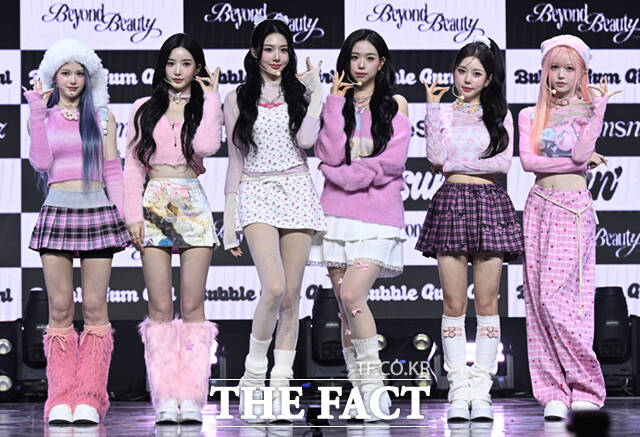 그룹 트리플에스 sun의 마유 김유연 신위 김채연 정혜린 김채원(왼쪽부터)이 새 앨범 Beyond Beauty 쇼케이스에 참석해 포즈를 취하고 있다. sun은 Bubble Gum Girl으로 활돌한다./이새롬 기자