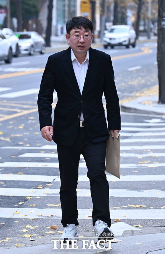 유튜브 채널 '신의한수' 운영자 신혜식 씨가 24일 오전 서울경찰청에 출석하며 발언하고 있다. /이새롬 기자