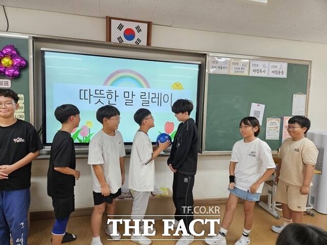 홍성초 학생들이 공을 건네면서 친철한 말투로 칭찬하며 바른 언어문화 개선 체험활동을 하고 있다. /충남도교육청