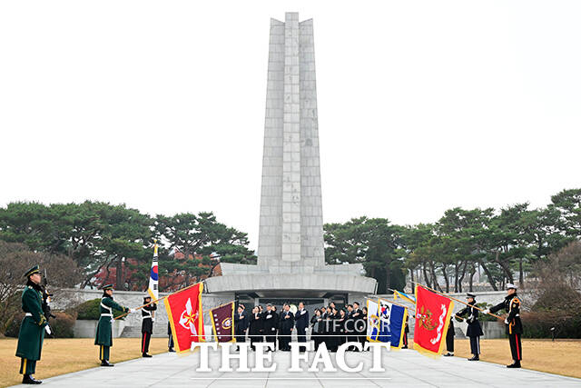 이날 당권을 다시 잡은 조국 대표는 현충탑 참배를 마친 후 '국민의 하루를 책임지는 정치로 행복이 권리가 되는 나라를 만들겠다'고 방명록을 남겼다.