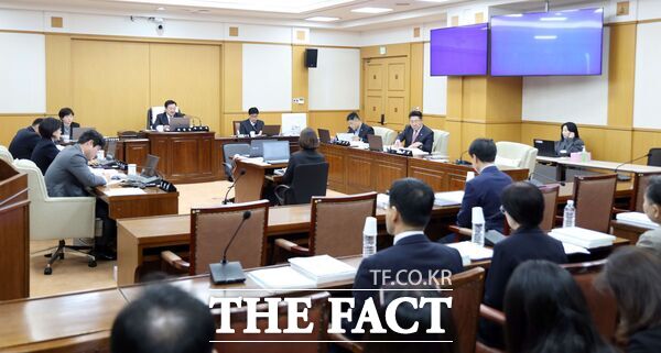 대전시의회 산업건설위원회가 24일 회의를 열고 미래전략산업실, 경제국 소관 안건 2건 및 2026년도 대전시 예산안 등을 심사했다. /대전시의회