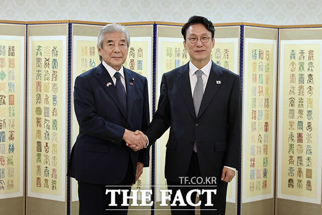 김민석 국무총리(오른쪽)가 24일 오전 서울 종로구 정부서울청사에서 나카소네 히로후미 한일·일한 협력위원회 회장 대행 겸 이사장과 기념촬영을 하고 있다. /국무총리실