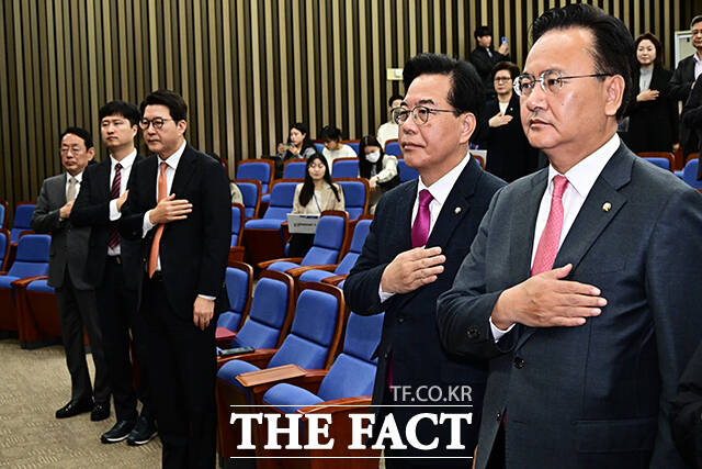 송언석 국민의힘 원내대표가 24일 오전 서울 여의도 국회에서 열린 의원총회에 참석해 모두발언을 하고 있다. /국회=배정한 기자