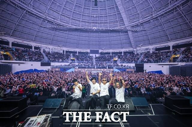22일 '오승혁의 '현장''은 서울 중구에 위치한 장충체육관을 찾았다. 데뷔 30주년을 맞이한 YB는 '리마스터드'(Remastered)라는 타이틀 아래 22일부터 23일까지 진행한 공연에 이어 경기도 고양, 수원, 안산과 창원, 부산, 포항, 대구, 강릉까지 총 9곳에서 올해 크리스마스까지 콘서트를 이어간다. 22일 서울 장충체육관 공연을 마친 뒤 YB 멤버들이 관객들과 기념 촬영을 하고 있다. /디컴퍼니