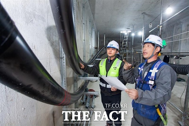 LS전선 직원이 세계 최대 송전 용량인 500kV급 HVDC 케이블이 투입되는 ‘동해안-신가평’ 시공 현장을 점검하고 있다. /LS전선