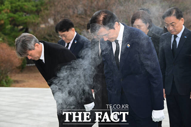 이날 당권을 다시 잡은 조국 대표는 현충탑 참배를 마친 후 '국민의 하루를 책임지는 정치로 행복이 권리가 되는 나라를 만들겠다'고 방명록을 남겼다.