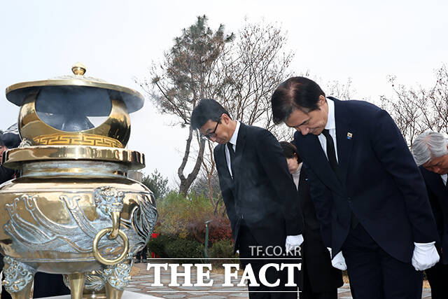 고 김영삼 전 대통령의 묘역 참배하는 조국 대표.