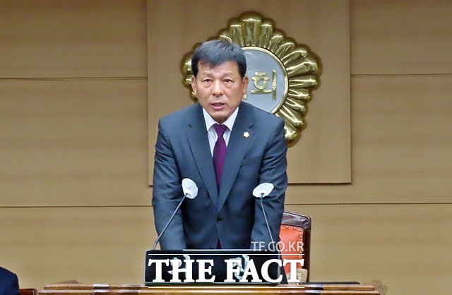 24일 제297회 정례회에서 개회사를 하고 있는 김영춘 의장. /김형중 기자